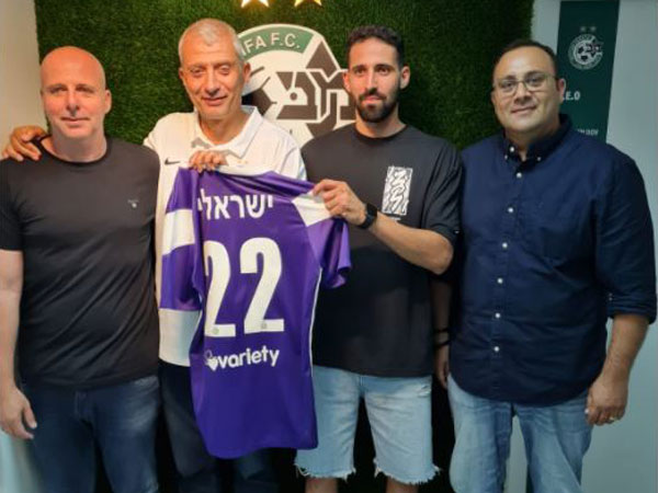 ישראלי עם סוכניו, גלעד קצב ועידן כסיף, ומנכ"ל מכבי חיפה, אסף בן דב
