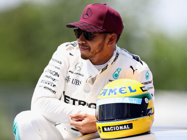 המילטון עם קסדה בהשראת איירטון סנה