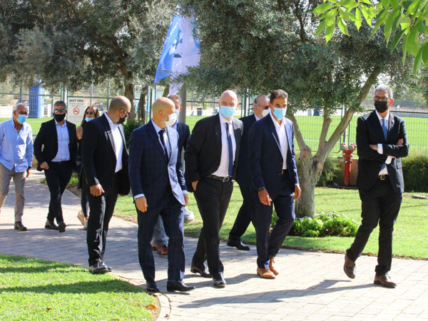 אינפנטינו בביקורו (פתאל טרמינל)