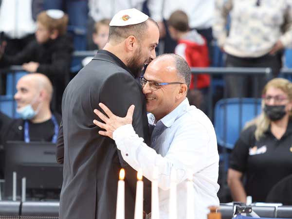 יותם הלפרין ואריאל בית הלחמי. החיוכים של מאמן אילת התחלפו באכזבה קשה (מנהלת הליגה)
