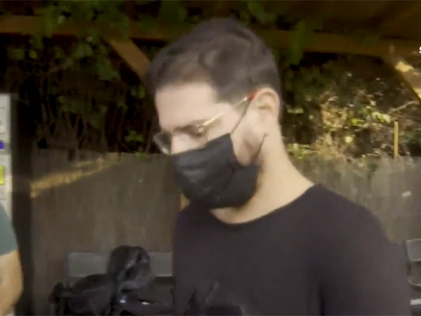 משה חוגג בעת שחרורו. הגיש תלונה בגין סחיטה באיומים