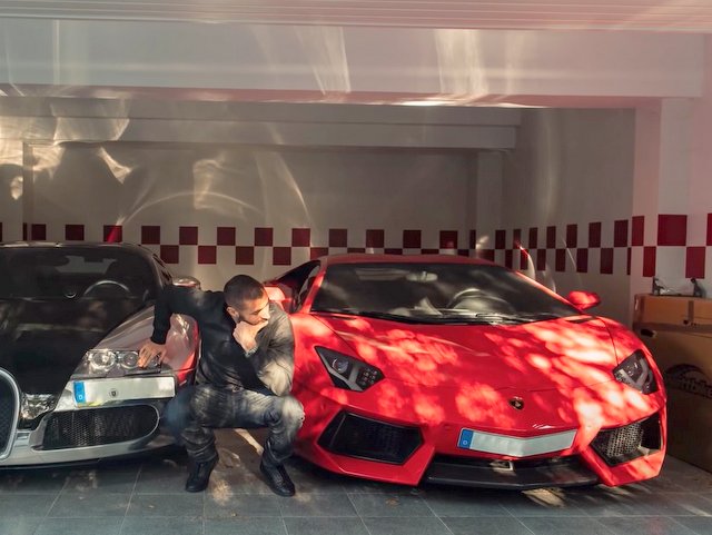 בוגטי ולמבורגיני בחניה