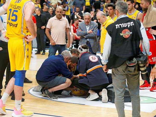 טופל למשך כרבע שעה שהרגישה כמו נצח (אלן שיבר)