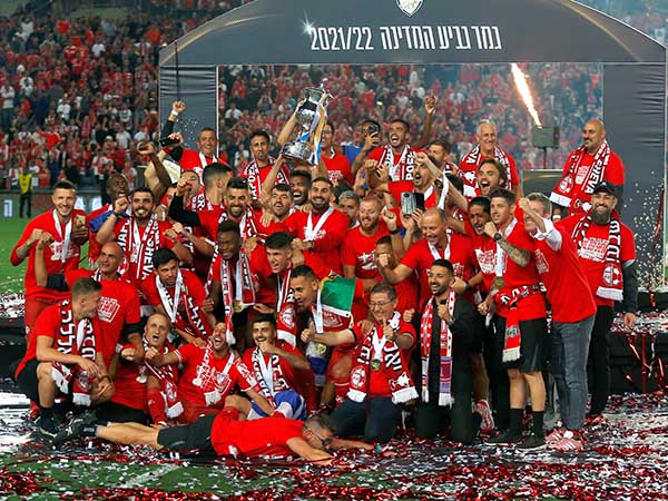 שחקני ב"ש חוגגים. ברדה סיים את העונה עם תואר ראשון על הקווים (אלן שיבר)