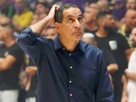 "מאזב, אבל גאה בשחקנים". אהרוני (אלן שיבר)