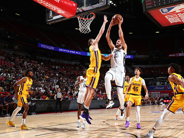 הנקינס בליגת הקיץ. מצטרף לקו הקדמי (Zach Beeker/NBAE , Getty)