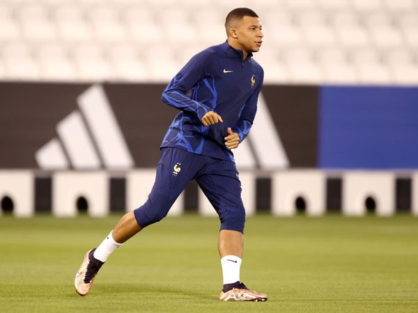 מדבר על המגרש (Robert Cianflone/Getty Images)