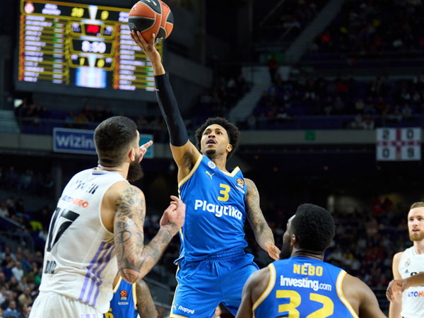 אדאמס. לא מוריד את הראש (Angel Martinez/Euroleague Basketball via Getty Images)