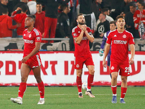 לא שווים יותר ממה שהראו. שחקני הפועל ת"א (צילום: אלן שיבר)