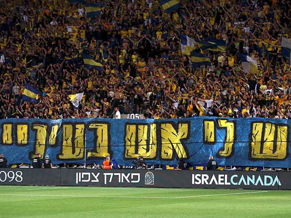"יש למכבי ת"א צבא אדיר של אוהדים" (אלן שיבר)