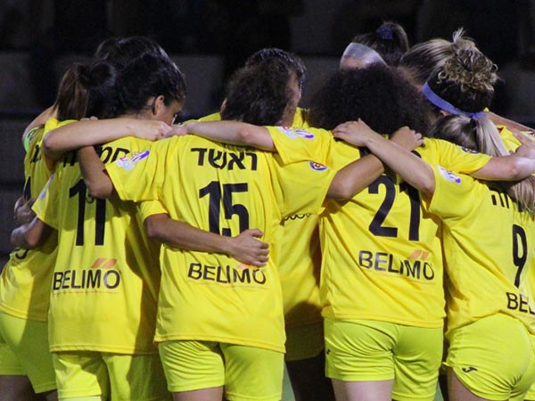 שחקניות קבוצת עמק חפר (צילום: ניר סימון)