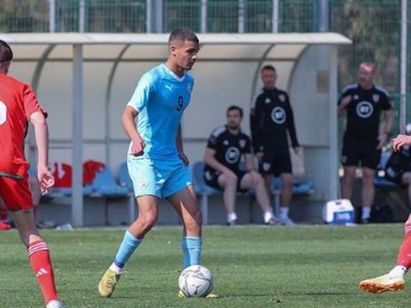 אבו פרחי במדים הלאומיים (קרדיט: אסי קיפר, ההתאחדות לכדורגל)