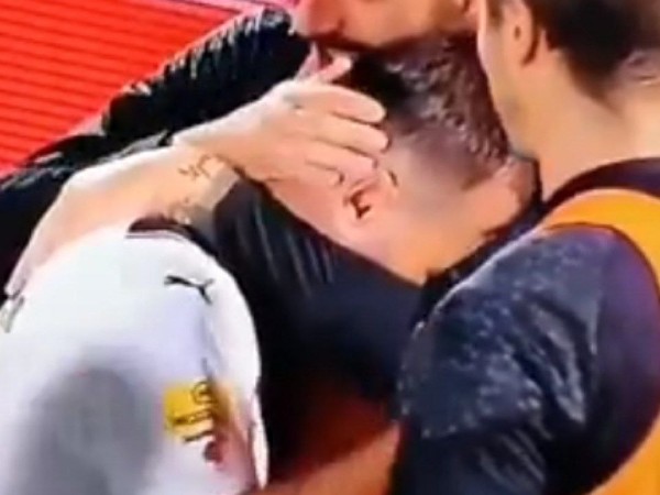 נאתכו התקשה לעצור את הדמעות