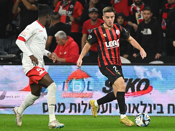 נועם בן הרוש עם הכדור (קרדיט: ברני ארדוב)