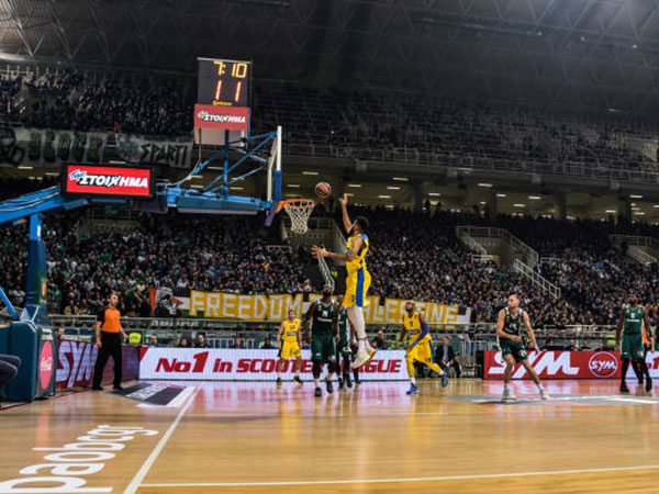 שלט למען פלסטין מול מכבי ב-2017 (GETTY)