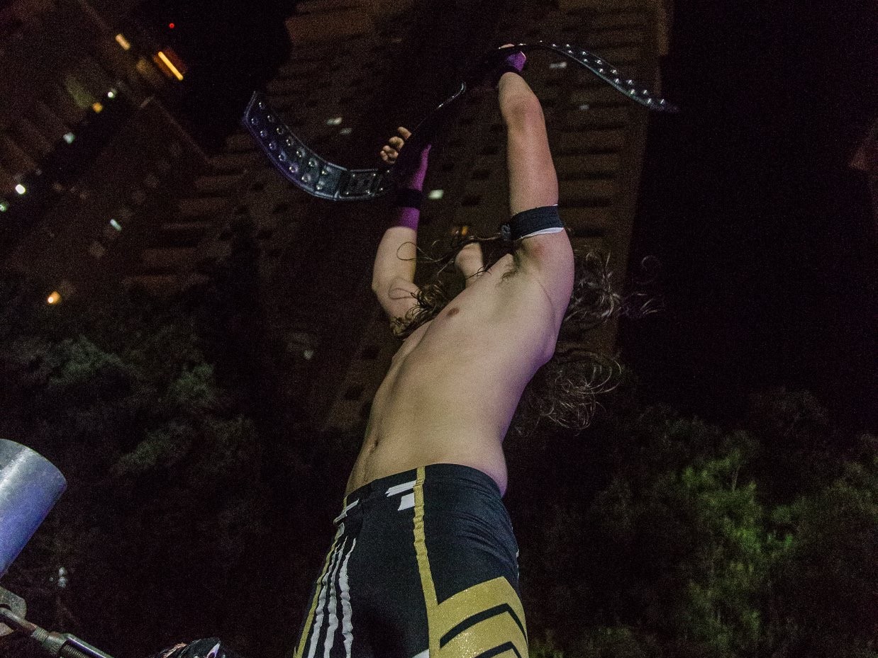 חוגג את הזכייה ב-AWO (צילום: פרטי)