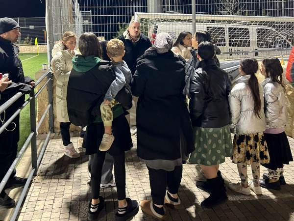 רפי יונה, חבר ועד העמותה בהפועל ירושלים, בשיחה עם השכנות הכועסות (באדיבות מריאנה מאירסון)