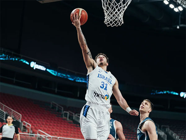 יעקב בדרך לסל. משחק נפלא שלו (FIBA)
