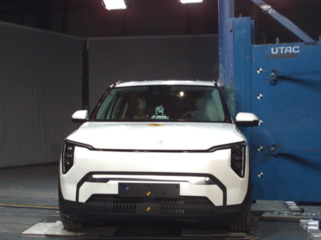 קיה EV3 - מכונית השנה בעולם 2025 - נבחנה פעמיים