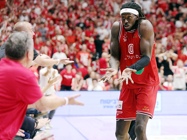 היה חייב להיות על הפרקט. מוטלי (אלן שיבר)