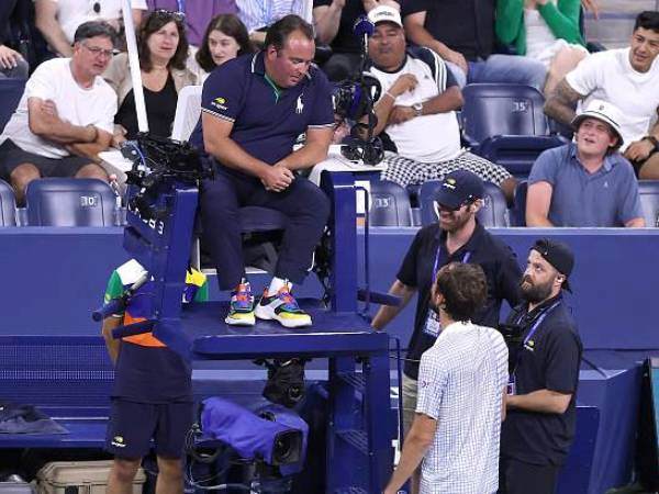 זעם על השיפוט. מדבדב (GETTY)