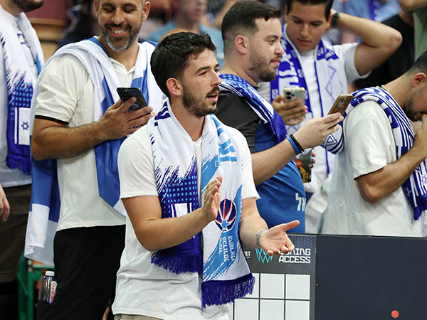 הקהל הישראלי בקטוביץ` נהנה מעוד ניצחון (צילום: אלן שיבר)