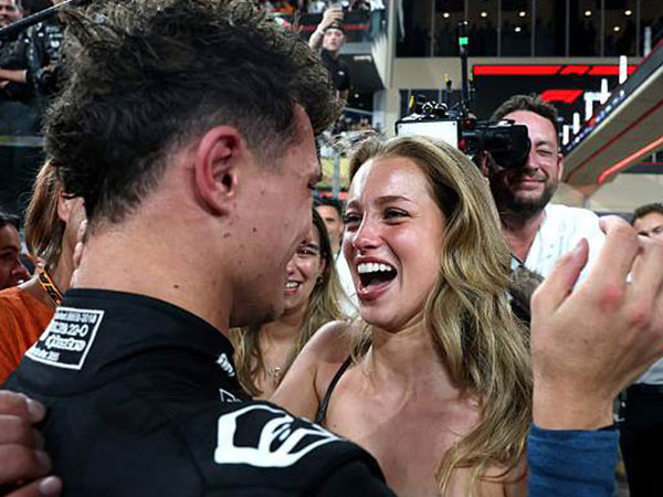 נוריס והחברה חוגגים (GETTY)