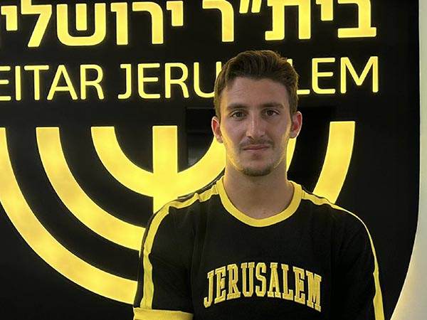 עוזר בעת החתימה בבית"ר ירושלים