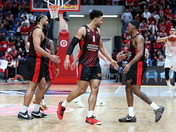 האדומים מהבירה חוגגים מול הפועל ת“א (אלן שיבר)