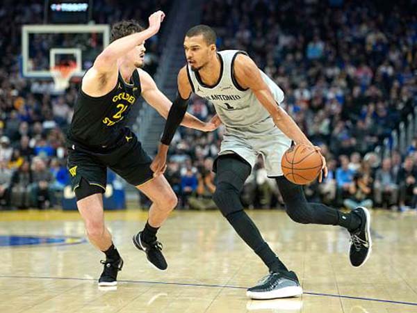 “מחכה לשחק איתו“. וומבניאמה (Photo by Thearon W. Henderson/Getty Images)