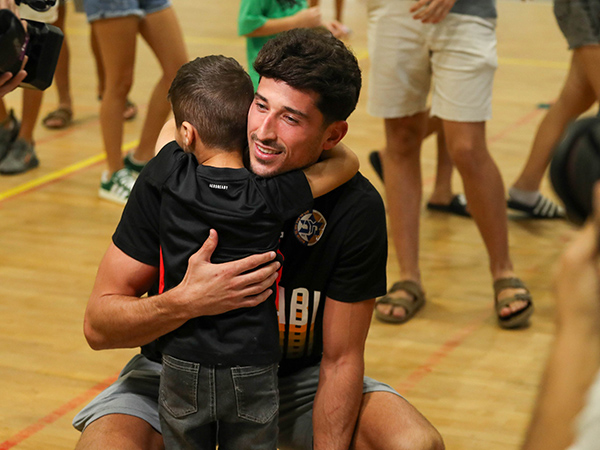 “הלב יוצא אל המשפחות השכולות“ (תמונה: מכבי ת“א)