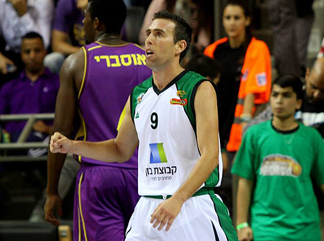 גם הוא מול האקסית. רוט (צילום: אתר המנהלת)
