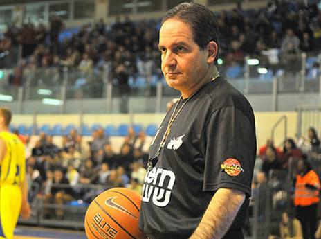 חש מצוקה. ירון זריף. צפו בהתפרעות מחוץ לאולם הפחים