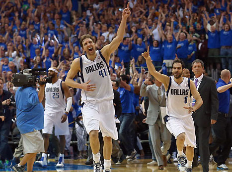 כך נראה נוביצקי אחרי השלשה (GETTYIMAGES)