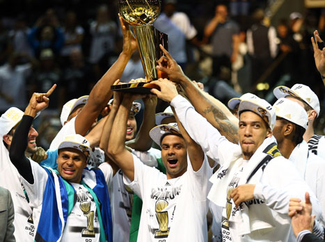 אין ראויים מהם. שחקני סן אנטוניו והחבר החדש (gettyimages)