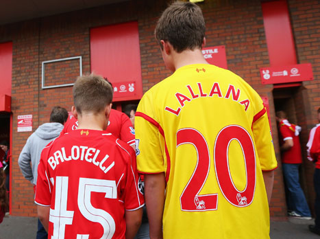 באנפילד חיכו להתרשם משחקני הרכש (GETTYIMAGES)