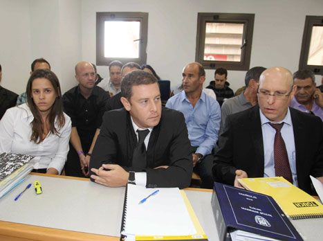 ישבו ביחד. עו"ד מאירי (משמאל) ופינס (אלן שיבר)