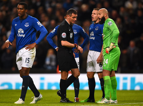 באברטון לא מרוצים מהשופט (getty)