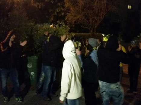 אוהדי נתניה סביב ביתו של אורליצקי