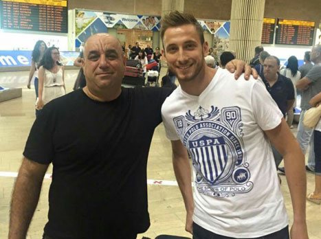 אלדר חסאנוביץ' וחבר ההנהלת סכנין יאסר עבדו, בשדה התעופה