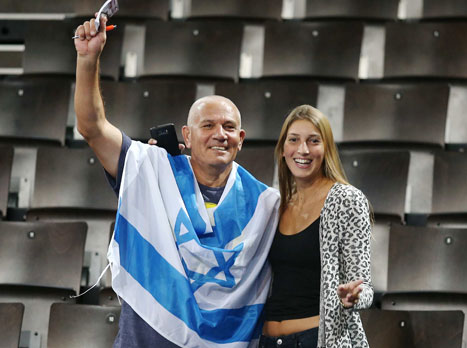 המשפחה עודדה מהיציע (אלן שיבר)