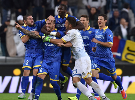 שחקני פרוסינונה בטירוף אחרי שער השוויון (Getty)