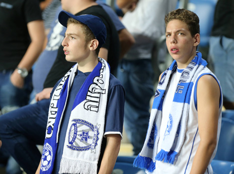 אוהדי מכבי פ"ת. צפי לקהל רב מול האלופה (צילום: נמרוד גליקמן)