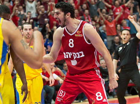 אליהו בטירוף במשחק הקודם (עודד קרני)