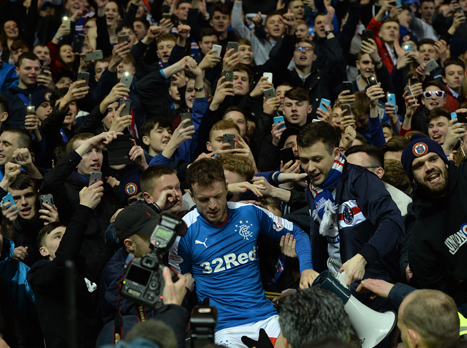 האלידיי בתוך היציע המאושר (getty)