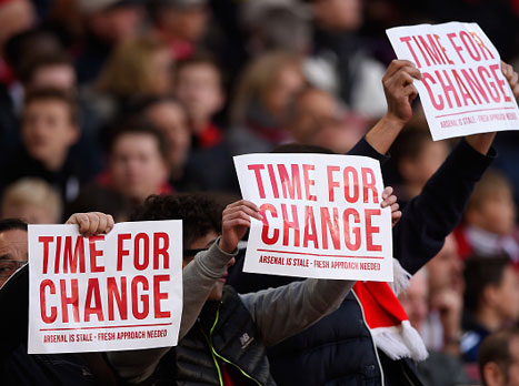 אוהדי ארסנל דורשים שינוי (GETTYIMAGES)