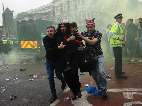 אוהדים של ווסטהאם מנסים לברוח (Getty(