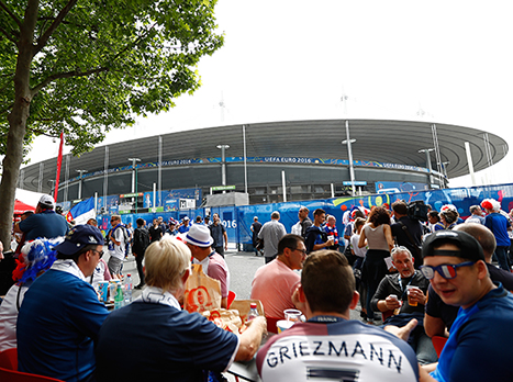 האוהדים התאספו סביב האיצטדיון שעות לפני הפתיחה (gettyimages)