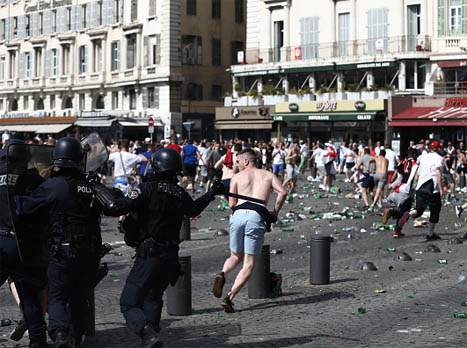 אוהד באחד ממוקדי האירועים (Getty)