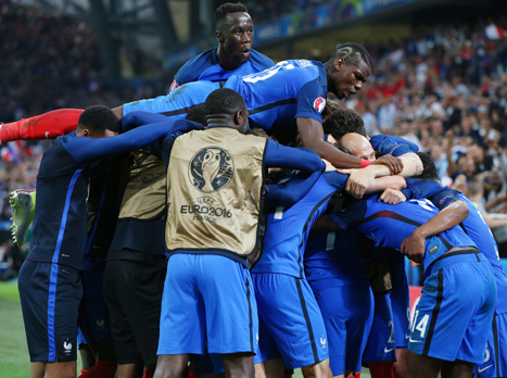 הצרפתים חוגגים (getty)